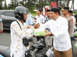 Wali Kota Bengkulu Bersama Kapolda Bagikan Takjil di Pantai Panjang Jelang Buka Puasa