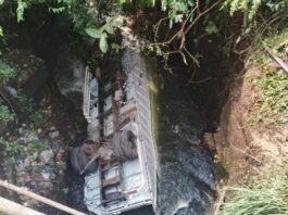 Nahas! Truk Hino Pengangkut Kopi Terjun ke Sungai, Sopir dan Penumpang Selamat