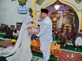PELAKSANAAN AKAD NIKAH PENDA DAN JESIKA BERJALAN LANCAR DAN KHIDMAT