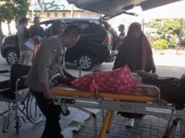 Bhabinkamtibmas Betungan Bantu Antar Warga Sakit ke RS M. Yunus