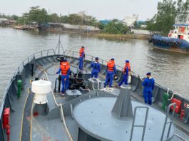GELOMBANG KURANG BERSAHABAT, KAPAL POLRI TETAP SISIR LAUT BERSAMA TIM SAR CARI KORBAN KM VIRGO TRANSPORT 8