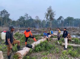 Polsek Talang Empat Bersama BPBD Padamkan Kebakaran Lahan di Desa Jum’at