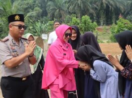 Peduli Sesama, Kapolres Mukomuko Bersama Ketua Bhayangkari Salurkan Bantuan ke Ponpes Miftahul ’Ulum