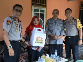 Bentuk Kepedulian, Kapolda Bengkulu Berikan Tali Asih Kepada Personel Polres Benteng Yang Sakit Menahun